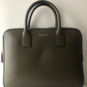 ⭕️⭕️Bag SOLD‼️⭕️⭕️ Olive green Michael Kors Laptop